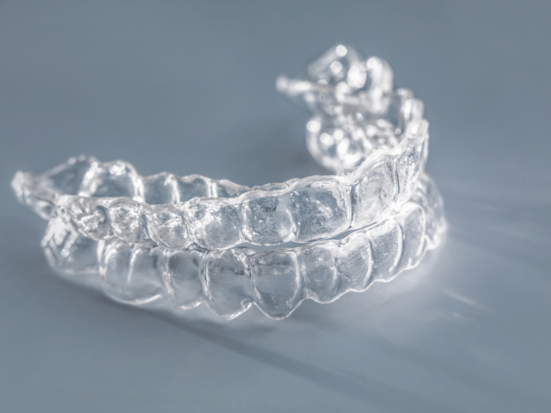 Alineadores transparentes o brackets
